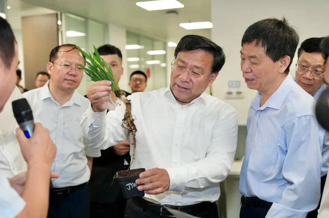 韩俊在海南调研时强调 建强国家农业战略科技力量 努力抢占农业科技制高点